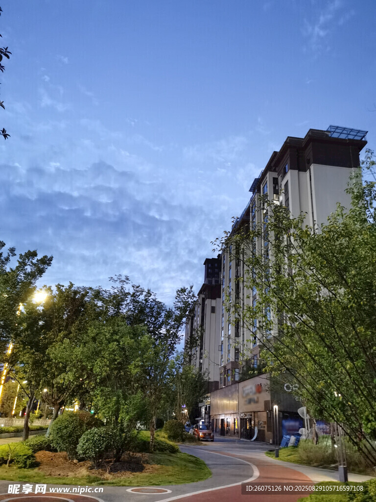 傍晚时分的小区建筑景观