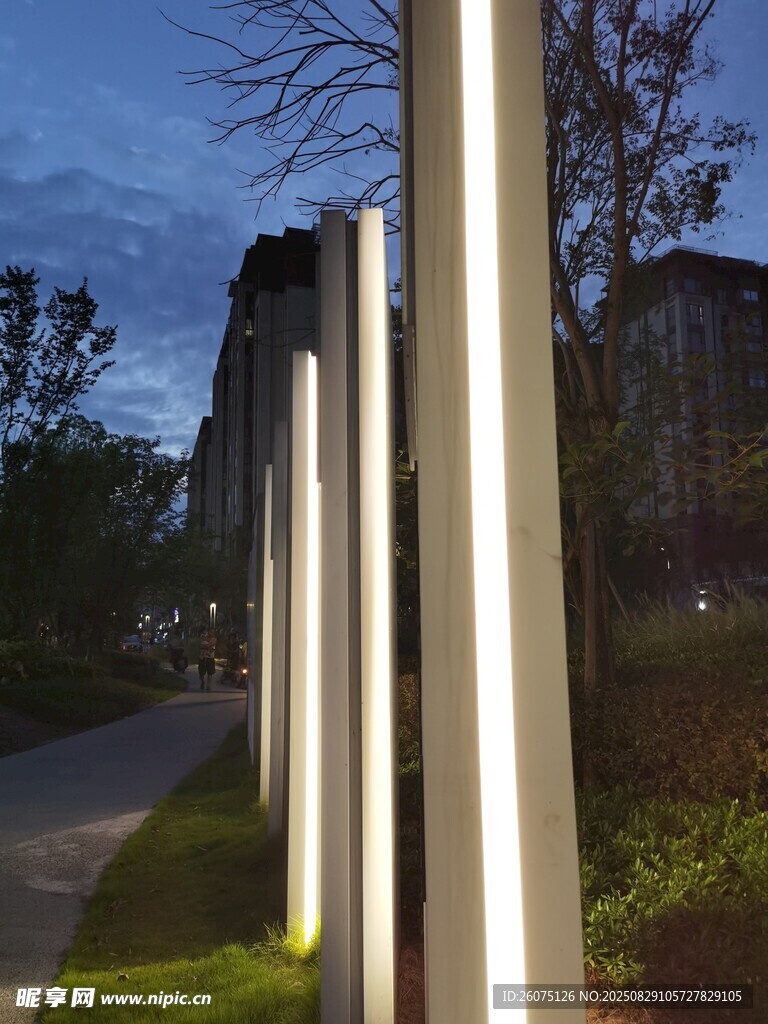 夜晚路旁发光的柱状景观灯