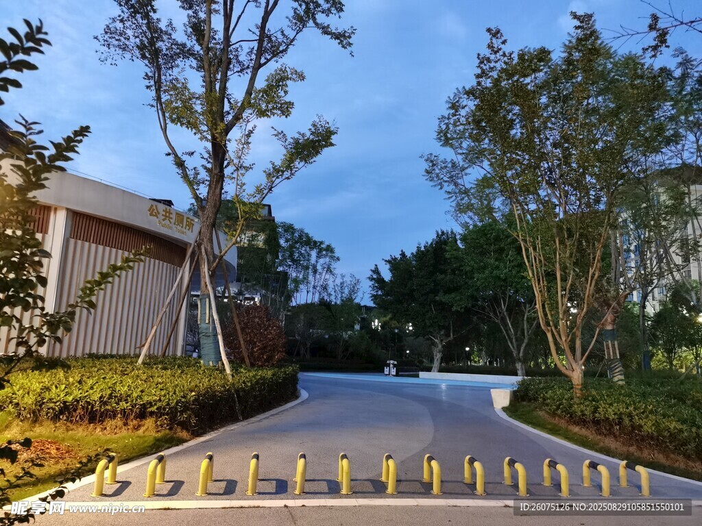 社区入口阻拦设施与绿植景观