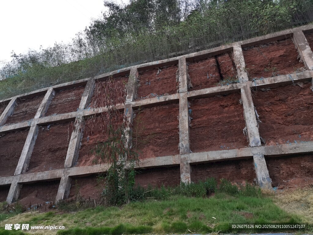 砖砌挡土墙稳固山体
