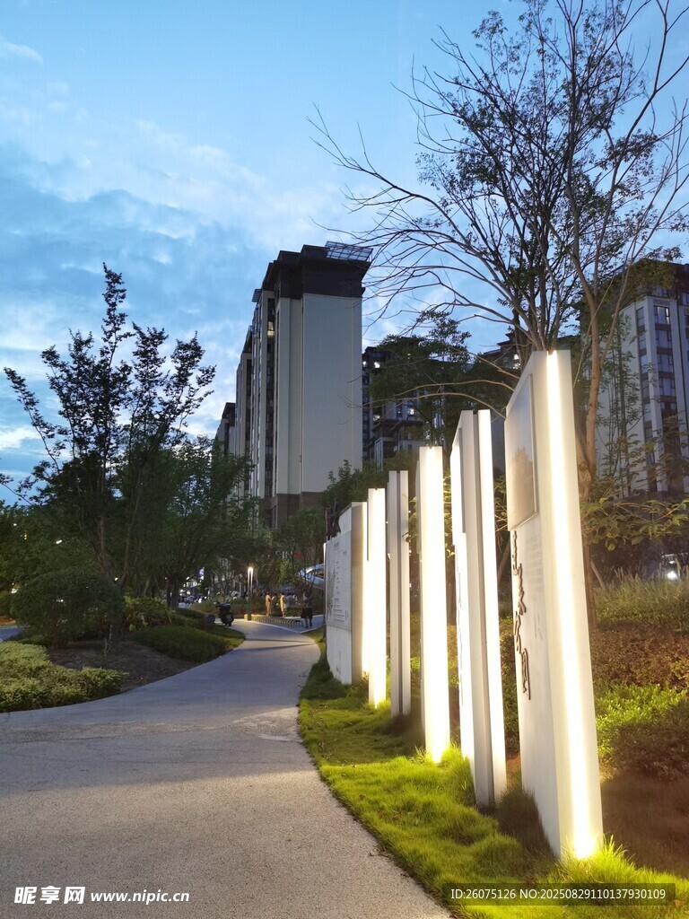 城市公园中的景观柱与步道