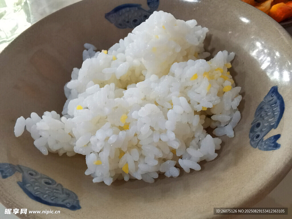 一碗美味的玉米白米饭