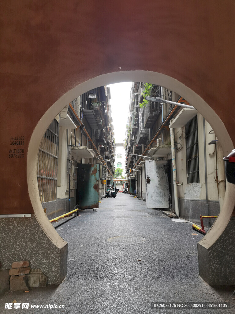 圆形拱门后的静谧小巷