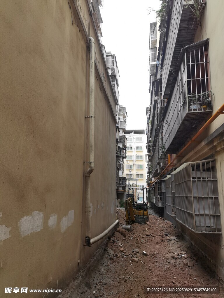 狭窄老旧小巷施工景象