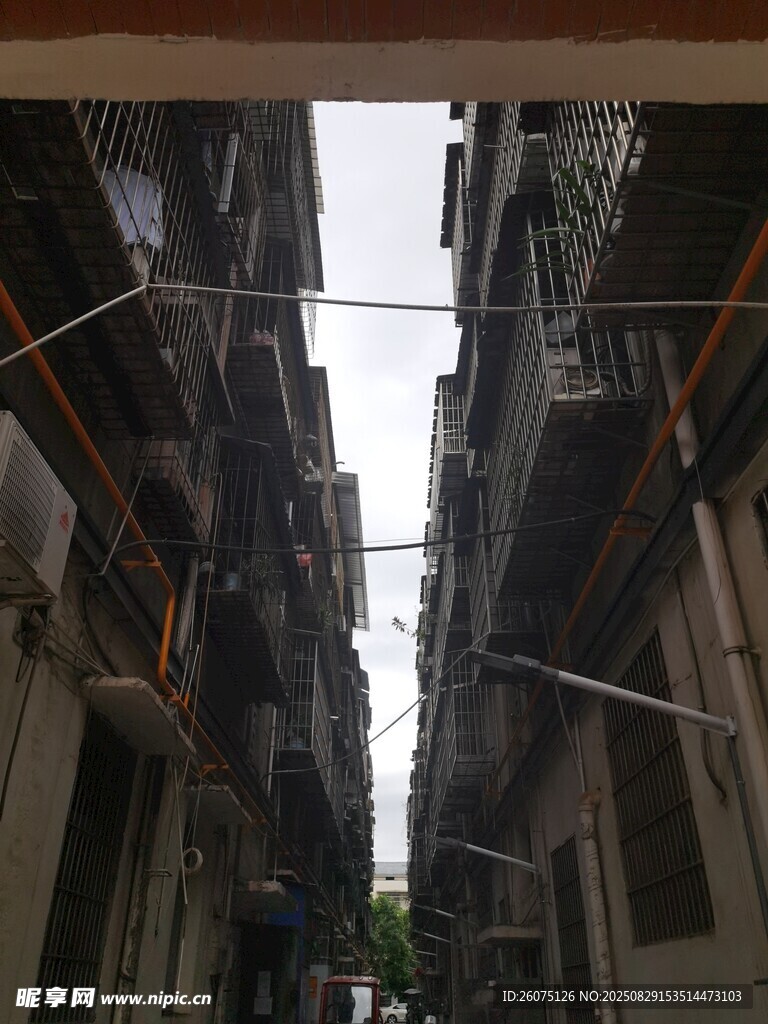 老旧狭窄小巷中的城市景象