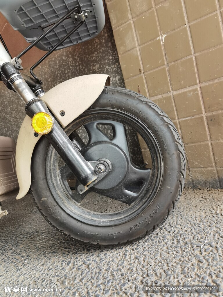 复古电动车前轮特写