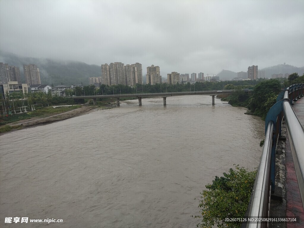 雨中涨水河道城市景观