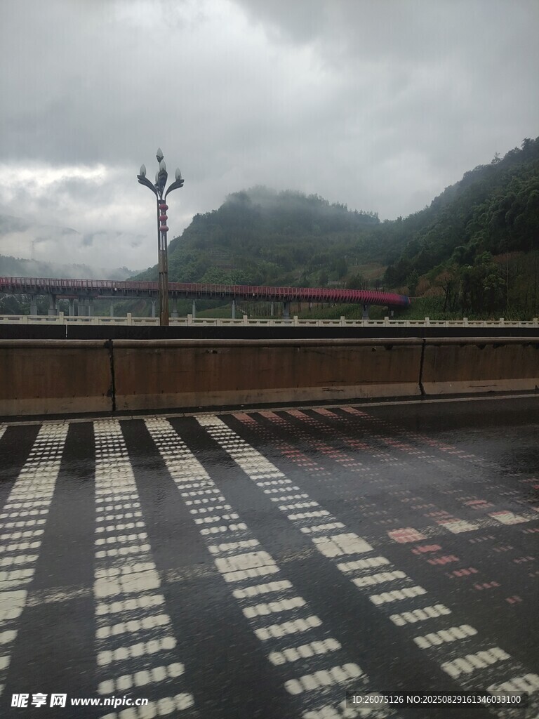 雨中公路与远处山峦云雾缭绕