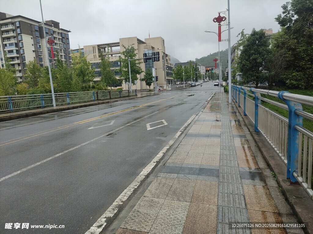 城市空旷道路旁的人行道