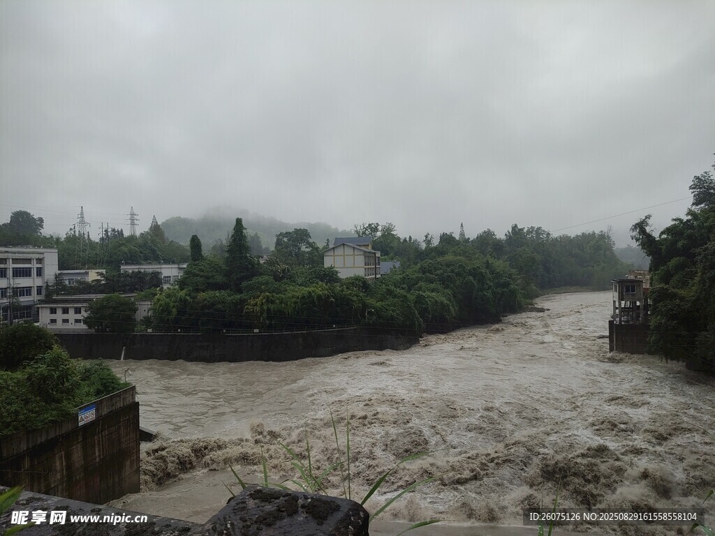 暴雨后湍急浑浊的河流