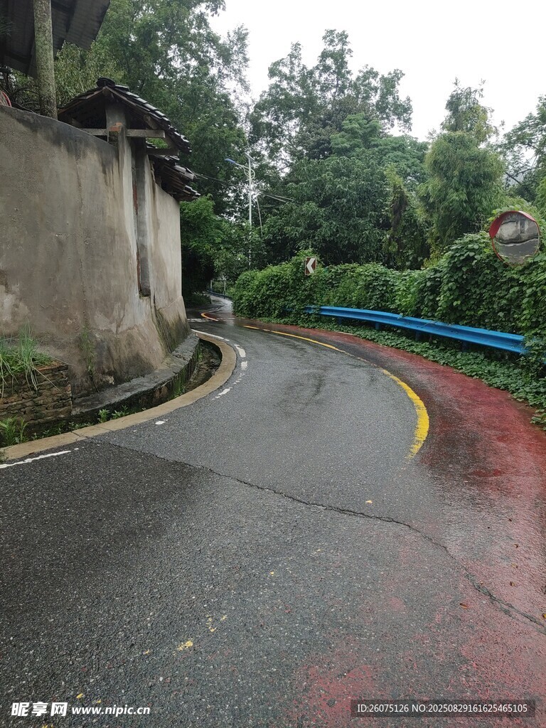 雨后蜿蜒湿润的乡村小路