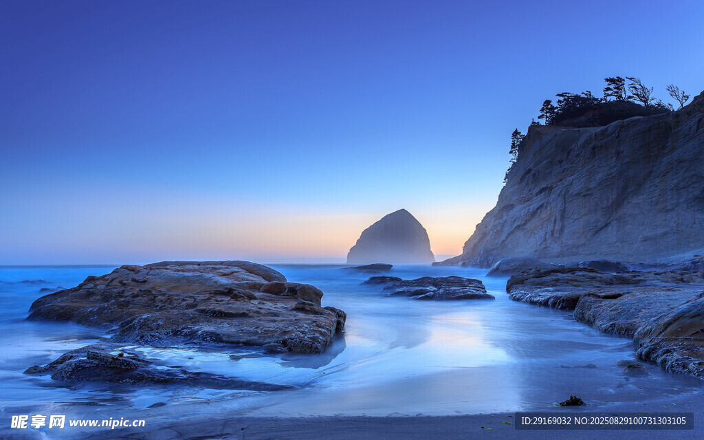海边黄昏美景 礁石与远山