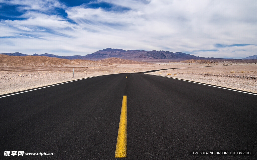 空旷公路伸向远方