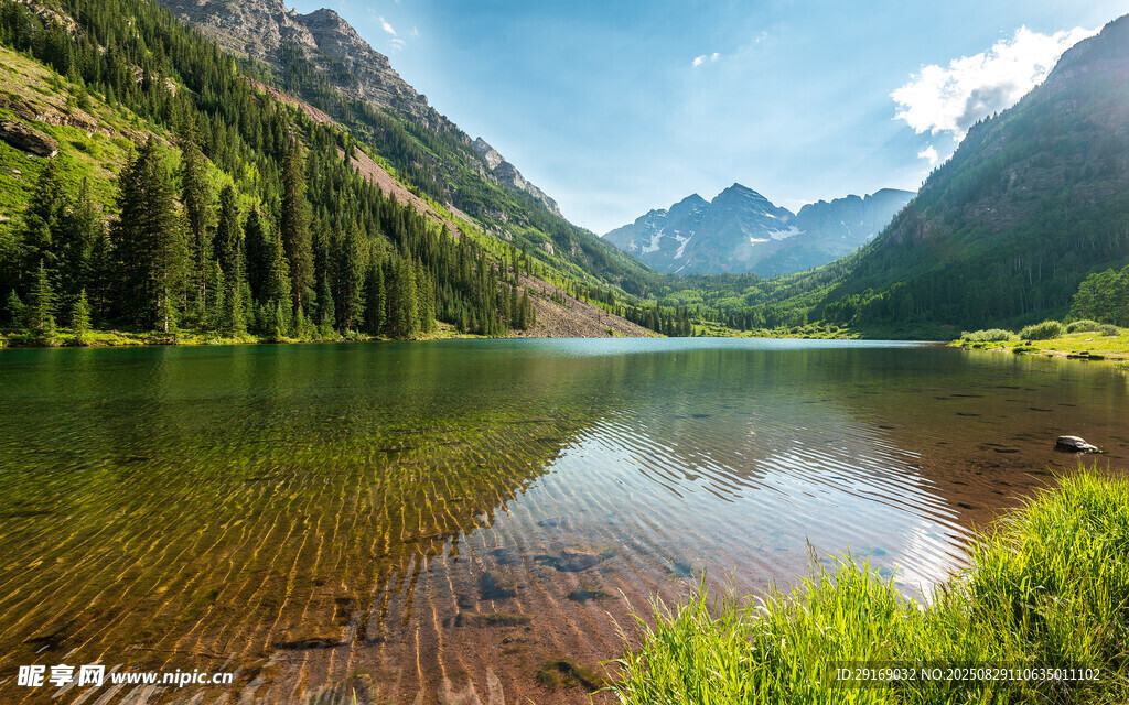 山间清澈湖泊美景