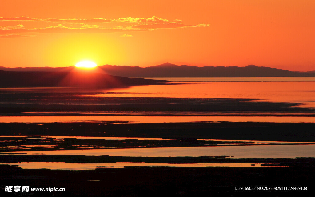 夕阳下的辽阔海面美景
