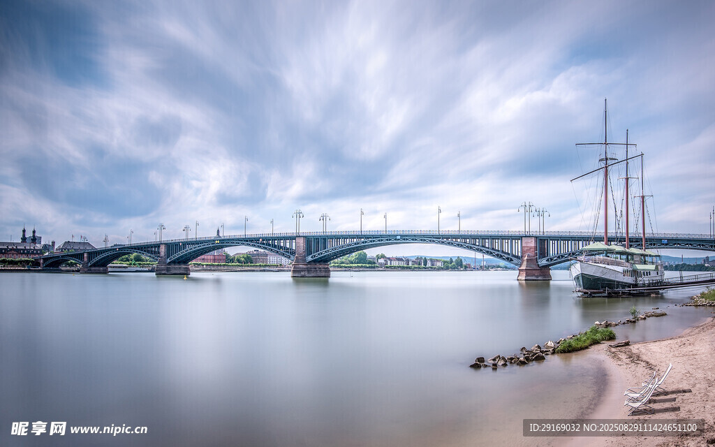 河畔桥梁风景
