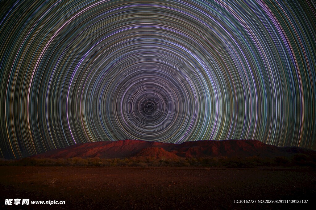 星轨环绕下的壮丽夜空