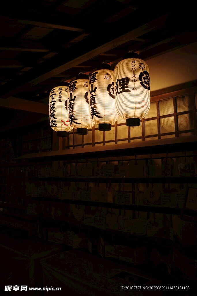日式店内悬挂的灯笼