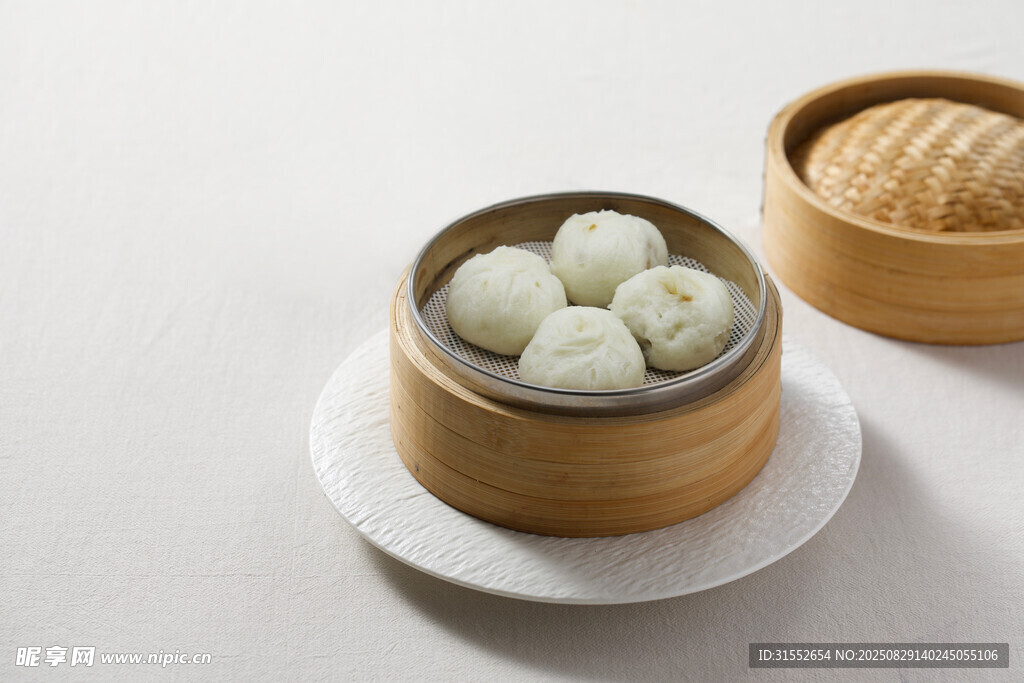 竹制蒸笼里的美味白包子