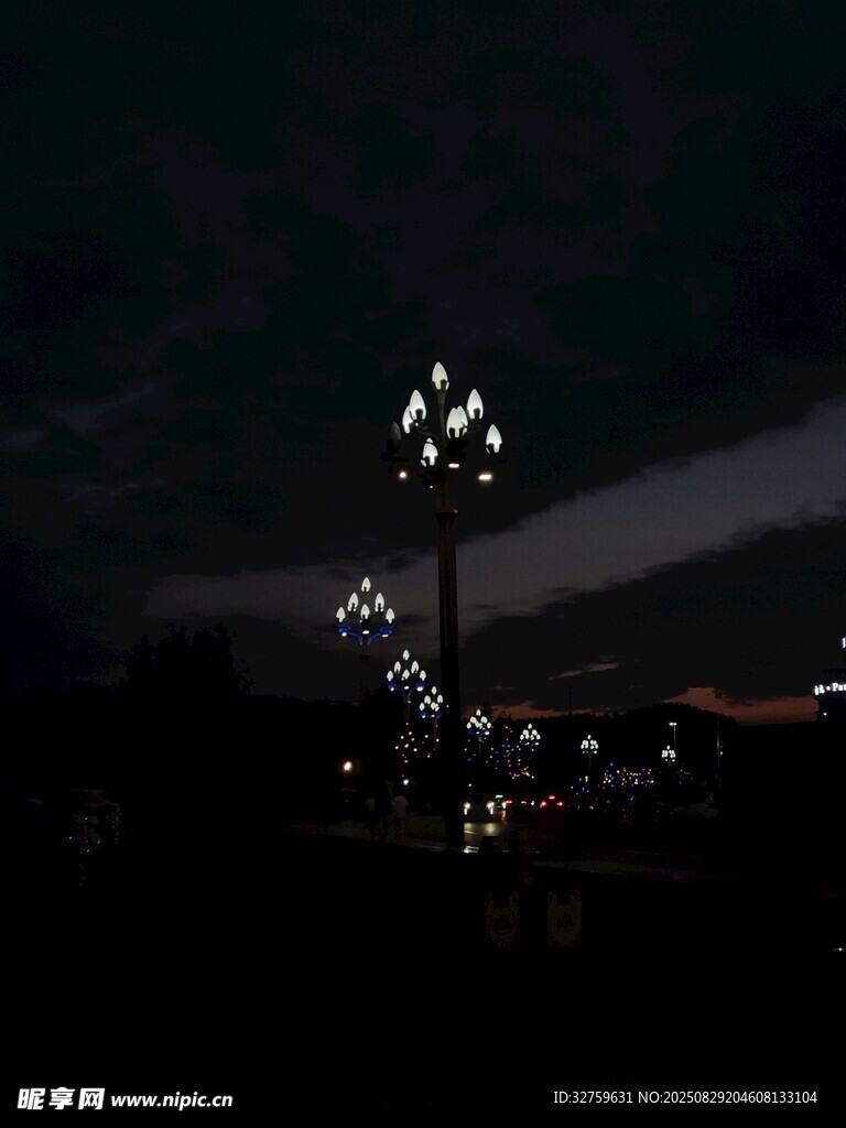 夜晚城市中的信号灯