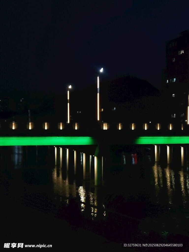 夜晚河畔灯光倒影美景