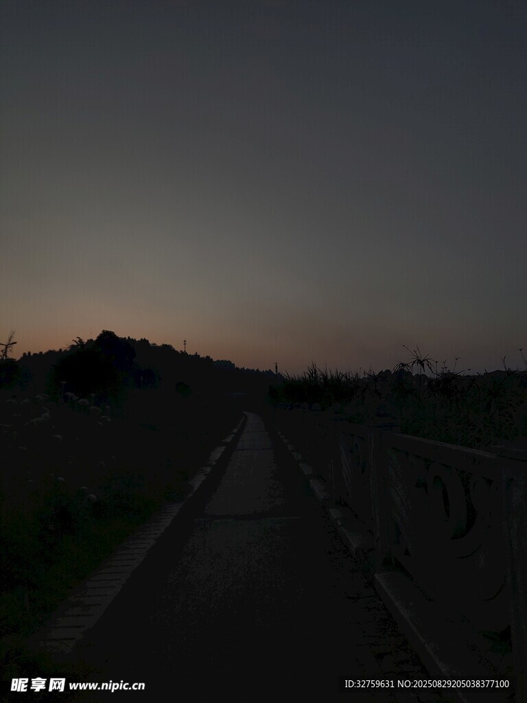 黄昏下的静谧道路