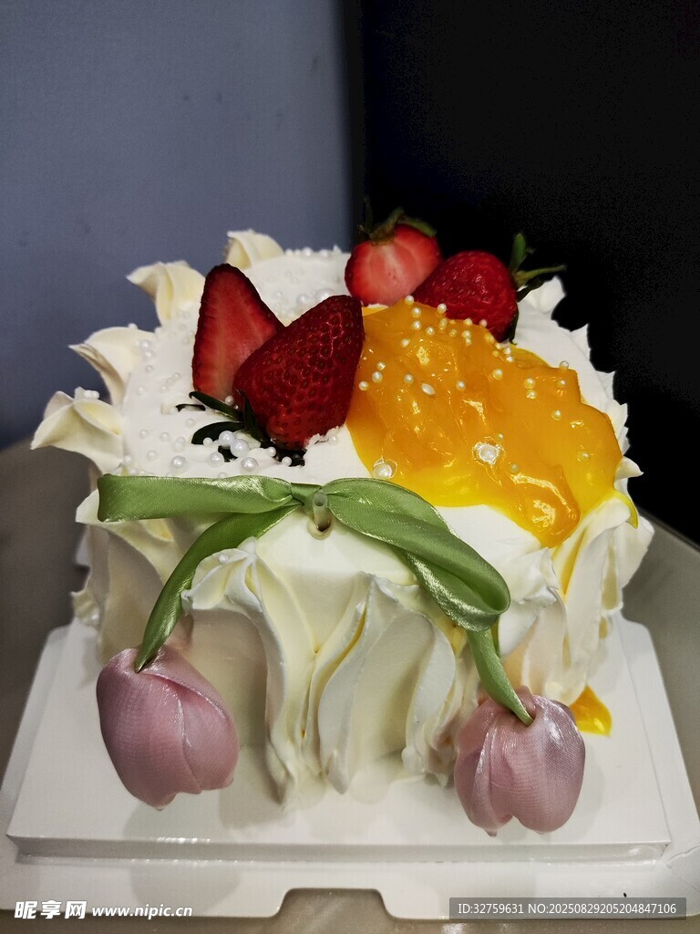 鲜花装饰的美味水果蛋糕