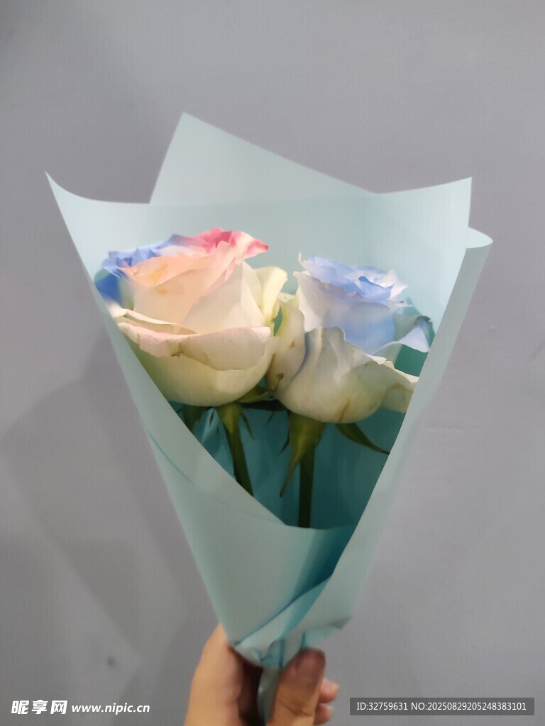 手捧清新多彩玫瑰花束