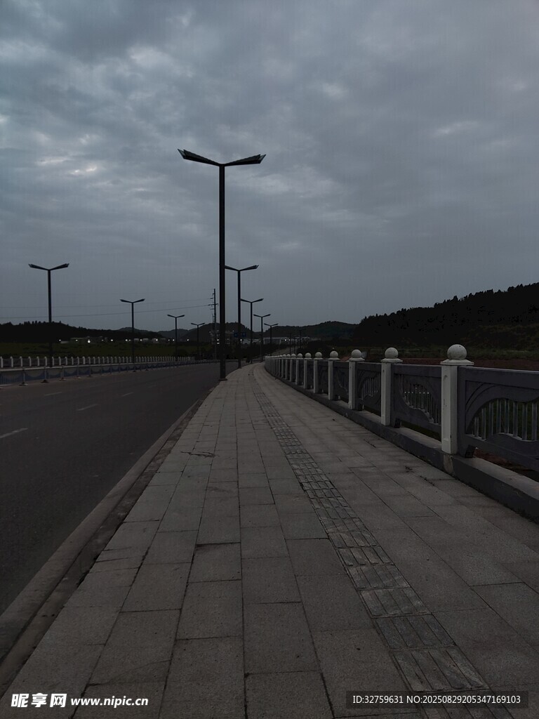 黄昏下的空旷道路与路灯