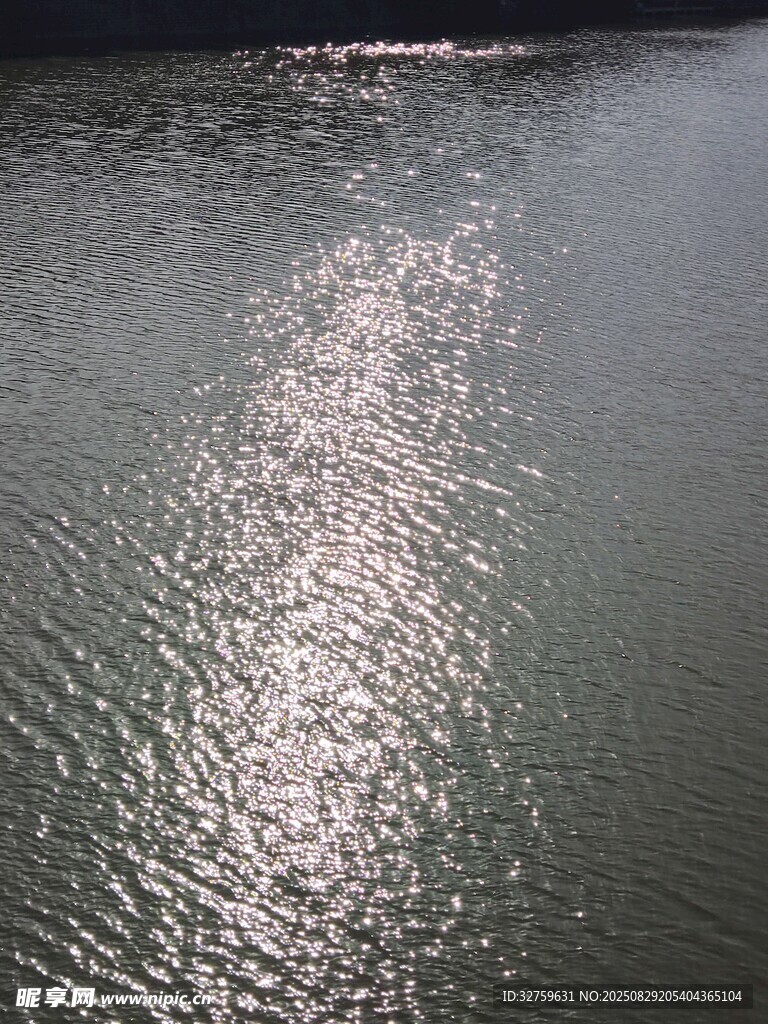 波光粼粼的水面