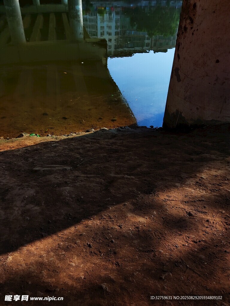 透过窗口的光影与水景