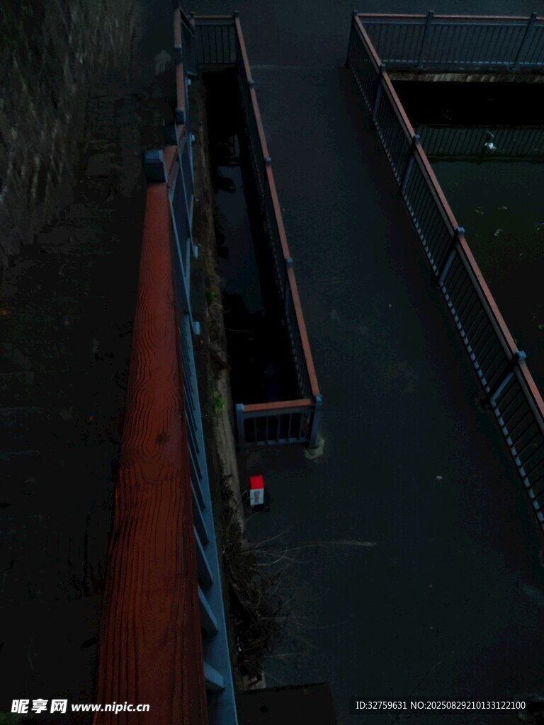 夜晚中的狭长建筑通道