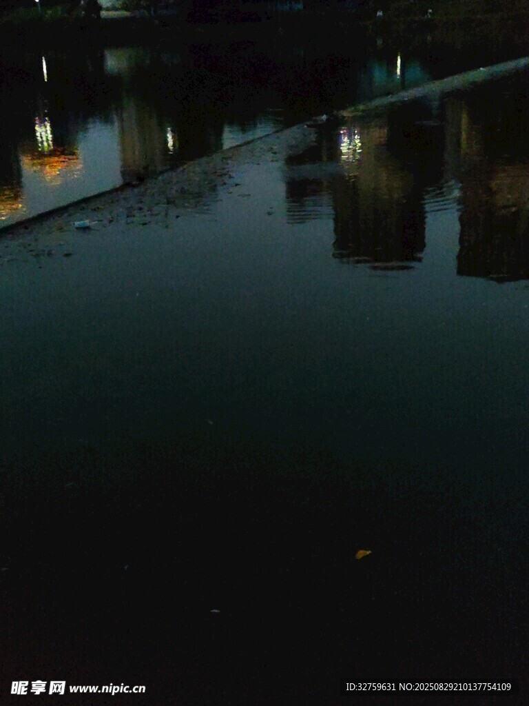 雨夜积水路面灯光倒影