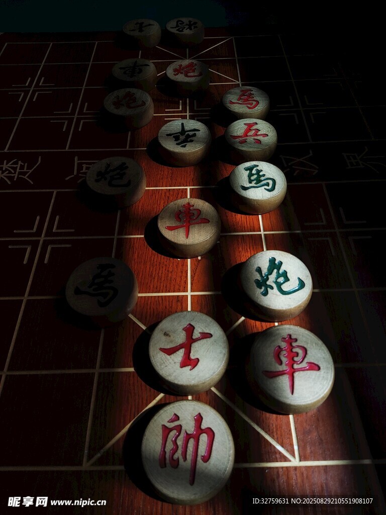 中国象棋棋子整齐摆放