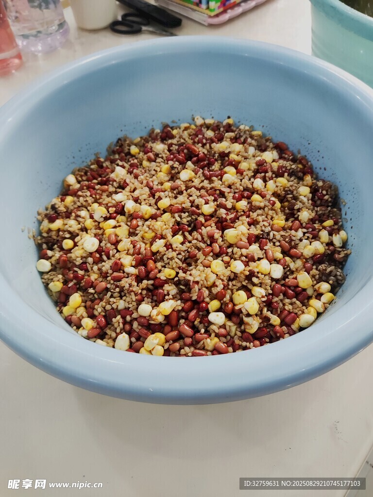 一碗多彩混合谷物