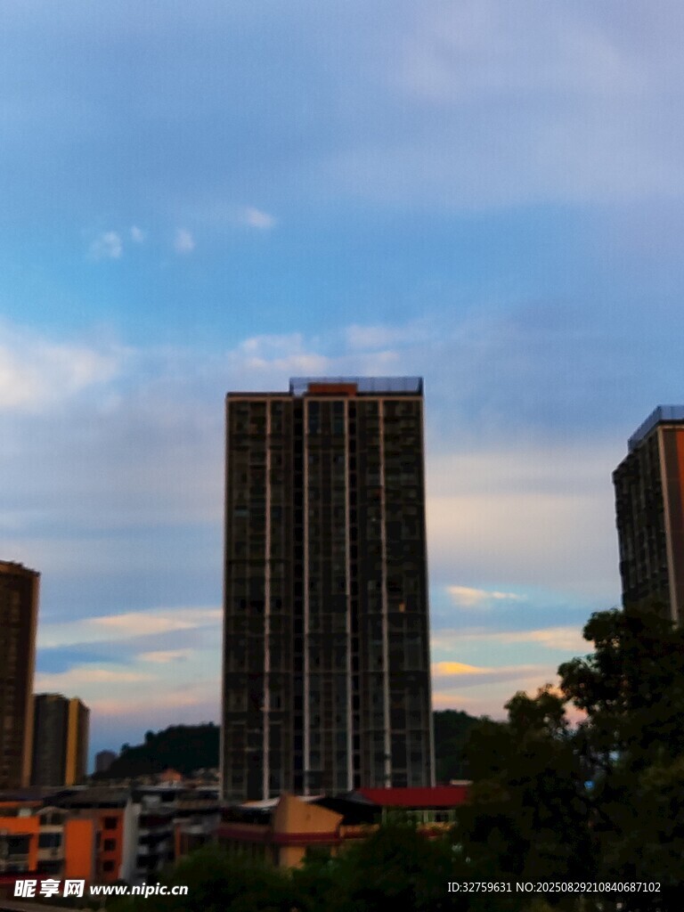 城市高楼与蓝天绿树景观