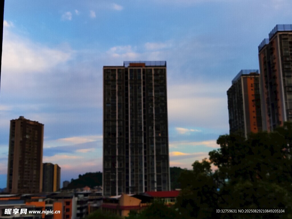 城市高楼与黄昏天空