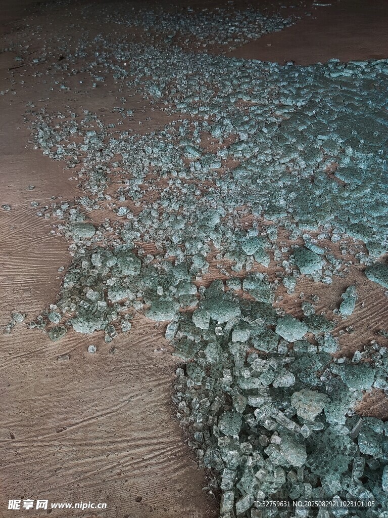 地面散落的绿色碎屑