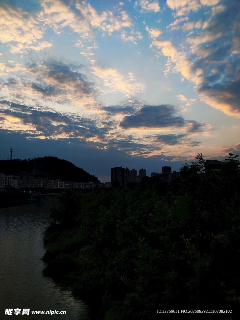河畔黄昏美景