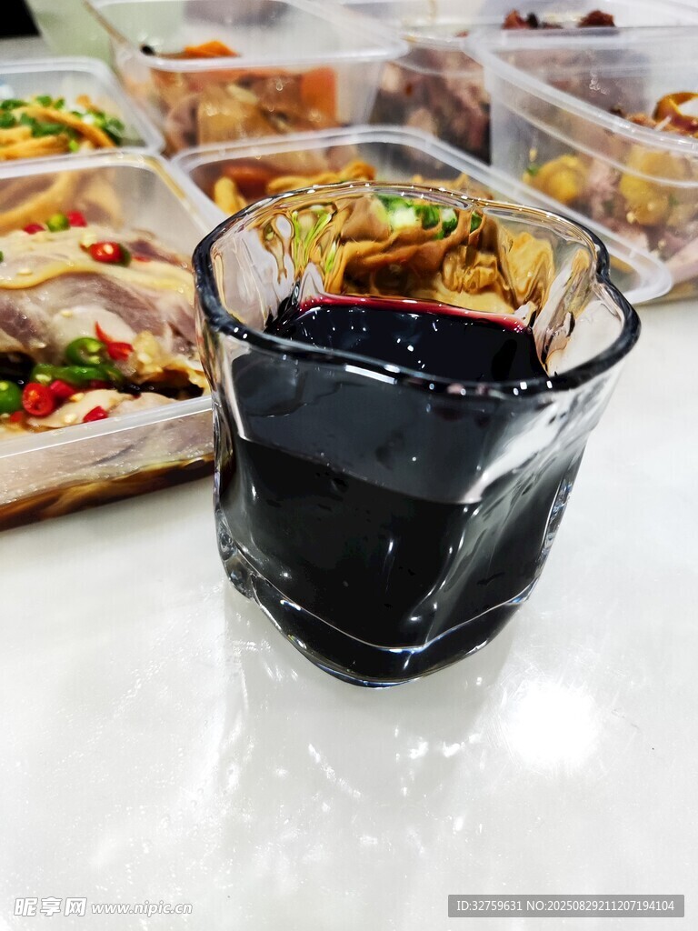 美味饮品搭配多样美食