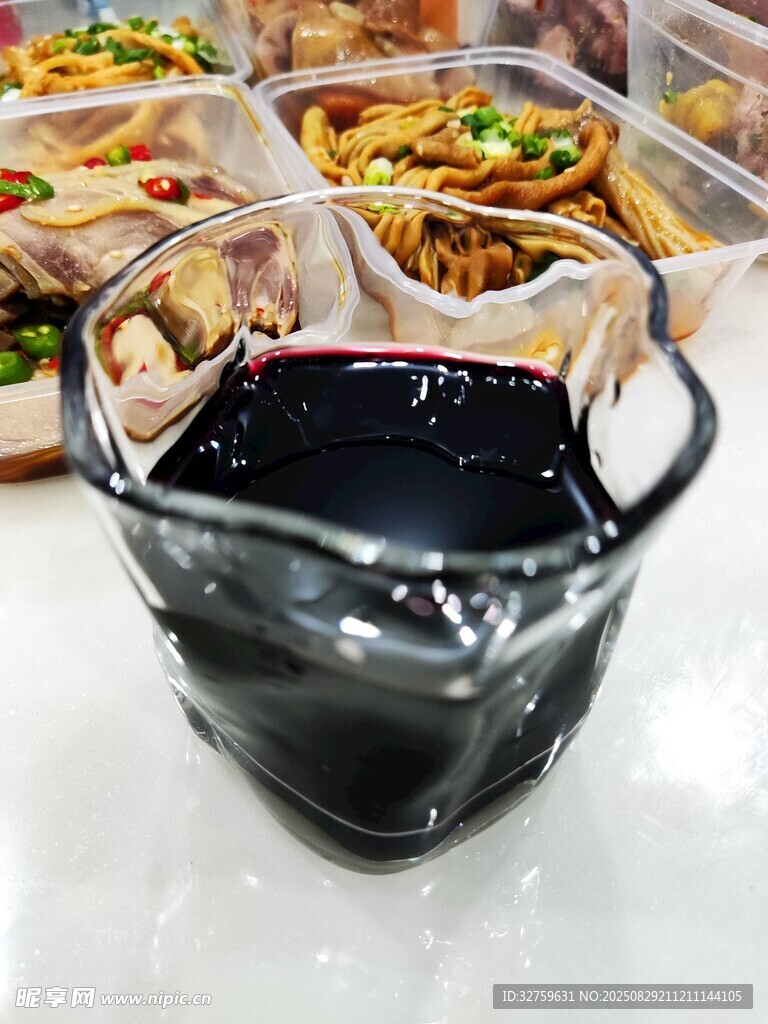 美味酱料搭配多样菜肴