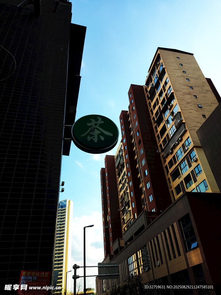 城市街道中的星巴克标识