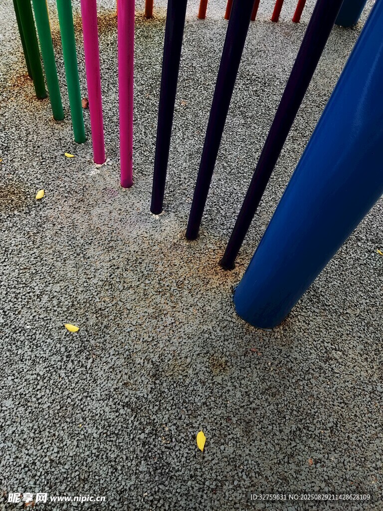 彩色立柱立于砂石地面