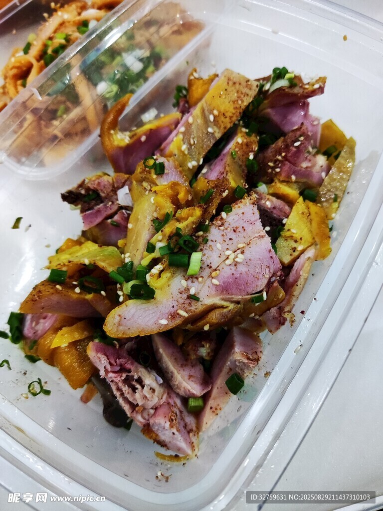 美味多样的盒装熟食拼盘