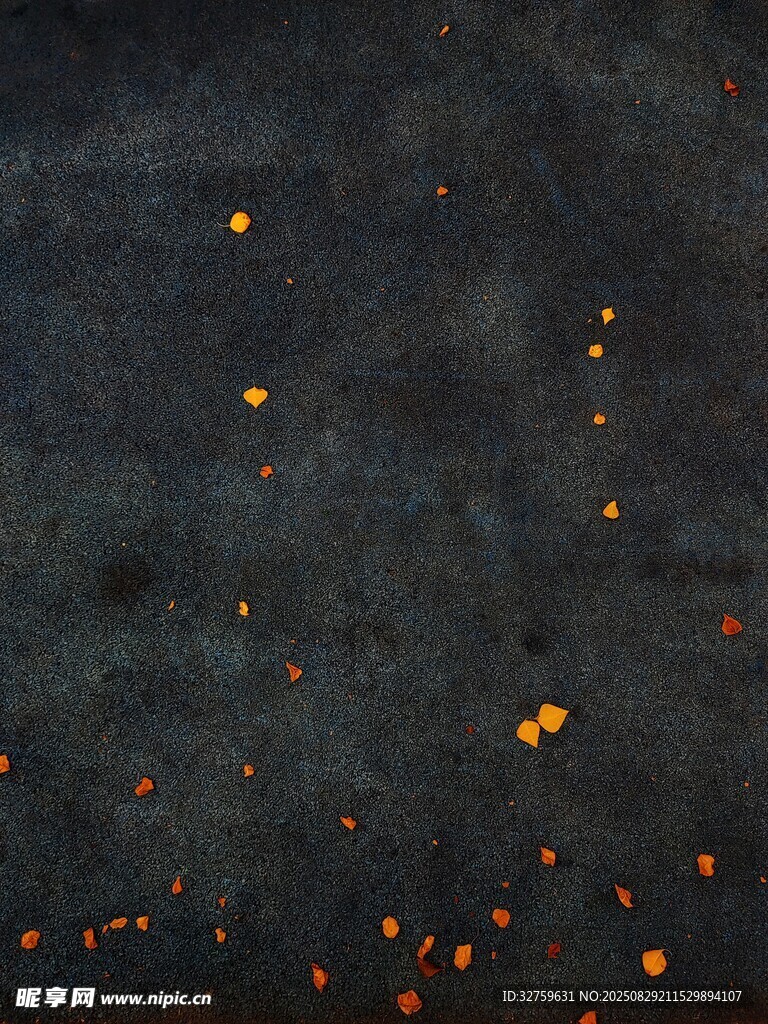 夜空中闪烁的点点火光