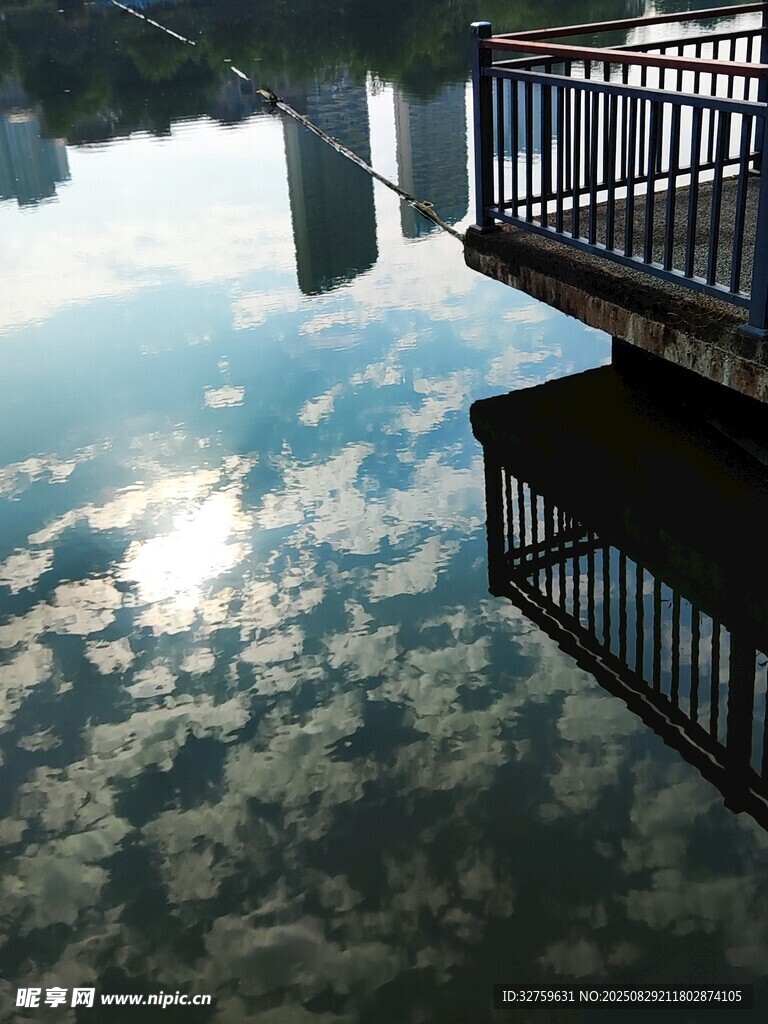 水面倒影中的栏杆景观