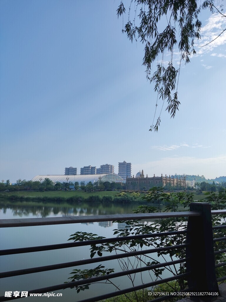湖畔城市风光美景