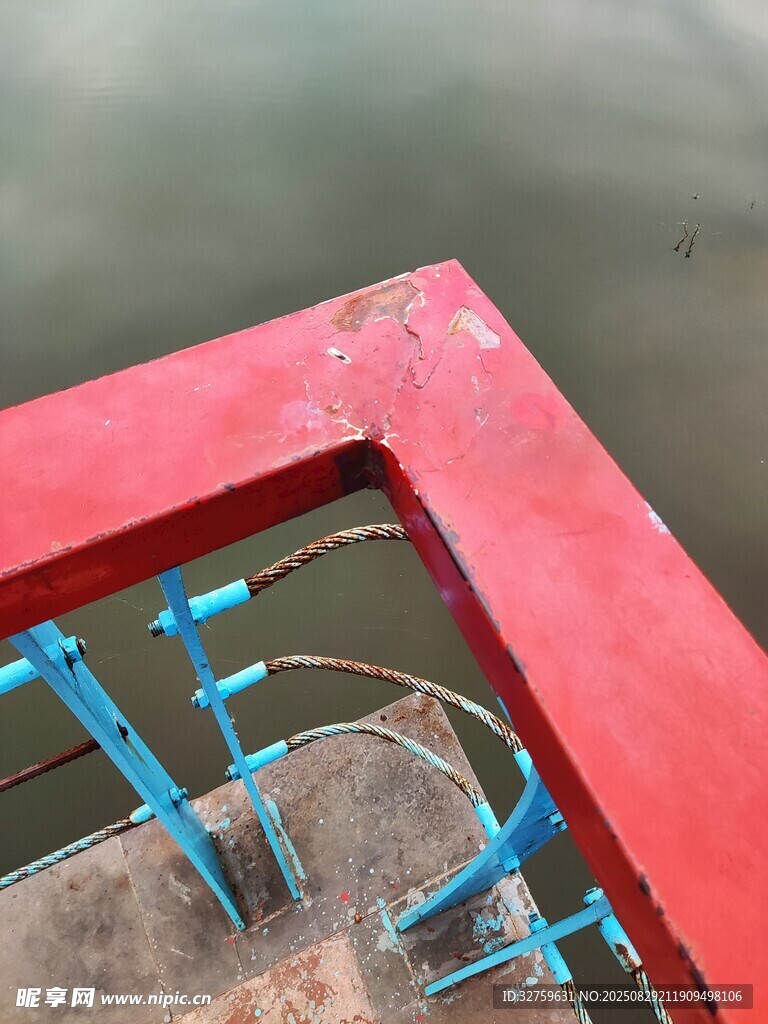 红色船边的蓝色部件细节
