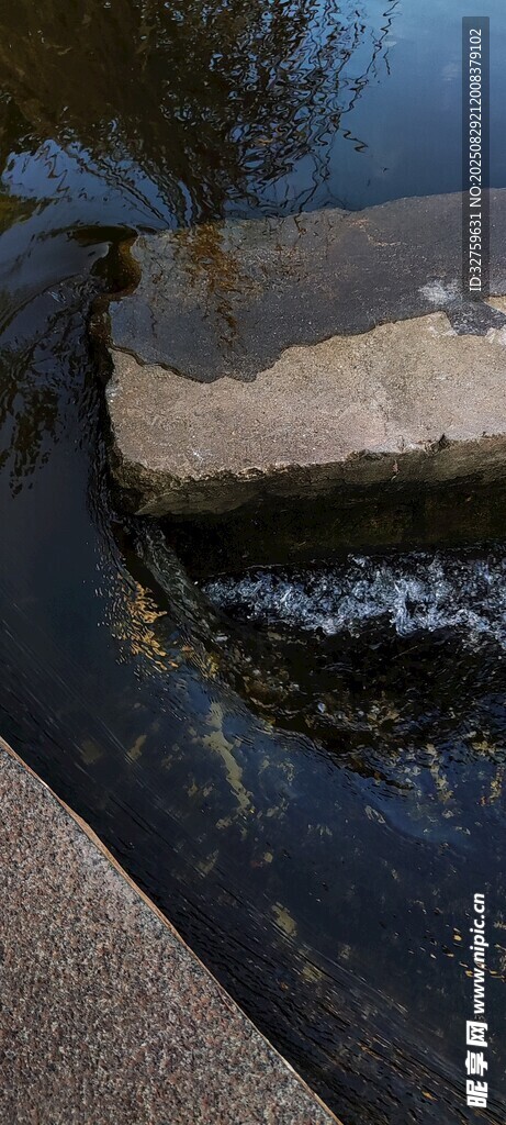 潺潺流水与石岸景观
