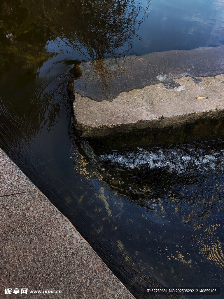 溪边石块旁潺潺流水景象